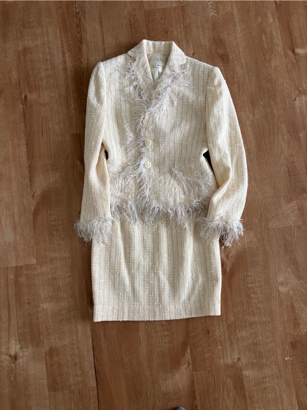 Vintage Cache suit set: a cream textured tweed jacket with matching pencil Skirt